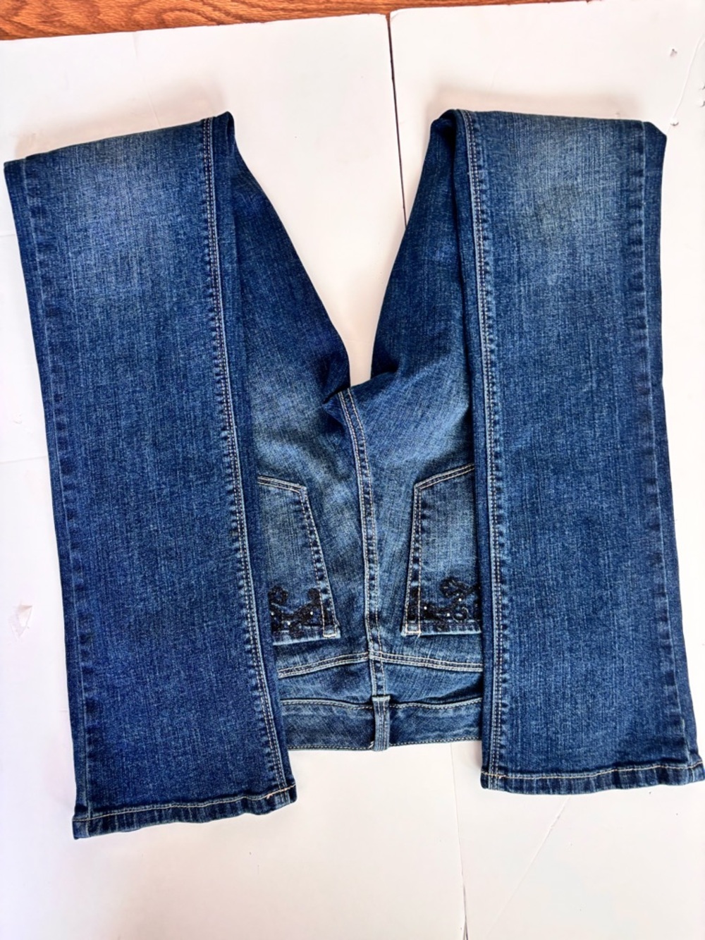 White House Black Market Women's Skinny Jeans in Medium Blue Wash - Picture 2 of 9